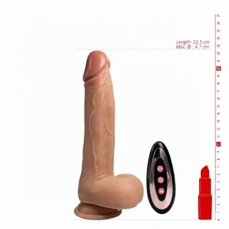 قضيب صناعي هزاز واقعي بلون بشرة طبيعي – ألعاب زوجية للمتزوجين 5 رسم توضيحي لمقاسات القضيب الصناعي الهزاز بطول 22.5 سم وقطر 4.7 سم مقارنة بحجم أحمر الشفاه لتوضيح الأبعاد بدقة